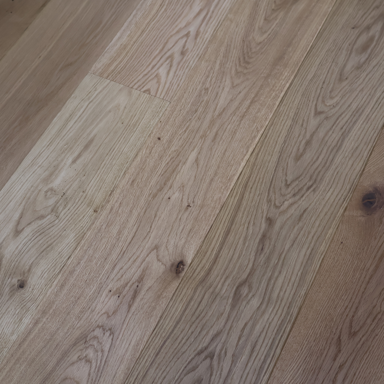 Oiled Rustic Oak Plank Flooring – Traditional Knotty Rustic Texture